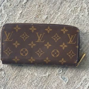 Louis Vuitton zippy wallet AUTHENTIC